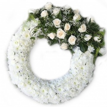 Poza Coroana funerara rotunda din crizanteme albe si trandafiri