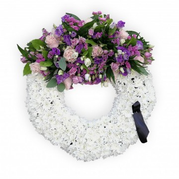 Poza Coroana funerara rotunda din crizanteme albe si lisianthus violet