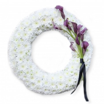 Poza Coroana funerara rotunda din crizanteme albe si cale violet