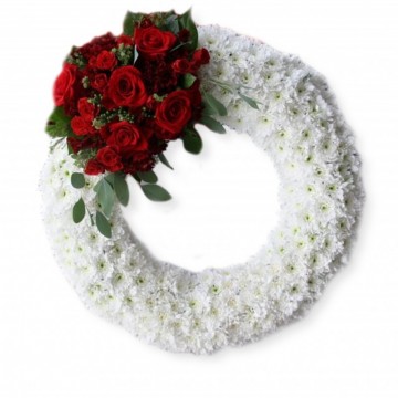 Poza Coroana funerara rotunda din crizanteme albe, garoafe si trandafiri rosii
