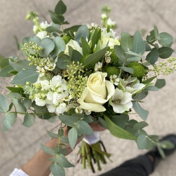 Poza Buchet de mireasa cu trandafiri albi, santini verde, mathiola si eucalipt