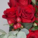 Buchet cu trandafiri rosii si hypericum p2
