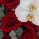 Cutie de lux cu trandafirii rosii si orhidee p1